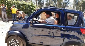 Evo Morales anda no primeiro carro elétrico fabricado na Bolívia